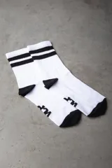 Medias deportivas blancas con puntera y talón negros, y tres rayas horizontales negras en la parte superior.