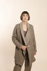 Tapado marrón de lana con cuello tejido de punto, cruce simple con un botón y mangas forradas.