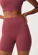 Short deportivo negro de tiro alto, corte ajustado y tejido acanalado.