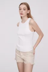 Musculosa blanca de viscosa, corte ajustado y cuello redondo.