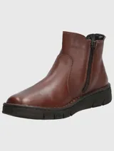 Botín Chelsea de cuero color marrón con elásticos laterales negros y suela de goma negra.