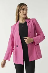 Blazer negro de algodón con bolsillos tipo cartera y cierre con botones.