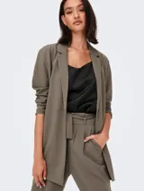 Blazer clásico de mujer en color verde militar, sin cierre frontal, con mangas largas y solapas de traje.