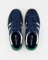 Championes Coolway modelo Kizuna, de corte clásico en ante y nylon color azul con detalles en celeste, verde y suela color miel.