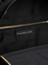 Mochila negra de cuero sintético con textura granulada, cierre de cremallera, asa superior con cinta con el logo de Tommy Hilfiger, correas ajustables, bolsillo interior con cremallera, bolsillo exterior con cremallera y detalles metálicos dorados.