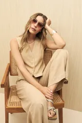 Pantalón negro de corte recto con detalle de bordado en el ruedo.