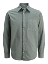 Camisa de manga larga color gris verdoso, con cuello clásico, cierre con botones y bolsillo en el pecho.