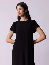 Vestido corto negro de seda fría, marca Tash & Sophie. Tiene cuello redondo y mangas con volados.