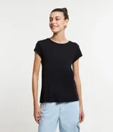 Blusa negra de ribana con cuello redondo y mangas cortas.