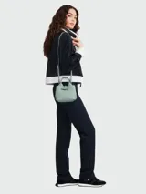 Bolso Longchamp modelo Le Roseau XS, color verde agua, con doble asa corta y correa larga extraíble.