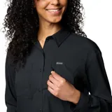 Camisa de senderismo Columbia Silver Ridge Utility para mujer, color negro, de manga larga con protección solar FPS 50, tejido que absorbe el sudor y neutraliza los olores, y ventilaciones de malla transpirable. Cuenta con tapeta abotonada con broches, bolsillo en el pecho con cierre a presión en el lado derecho, bolsillo en el pecho en el lado izquierdo con entrada lateral y cierre de velcro, y pequeño bolsillo en el lado interior derecho.