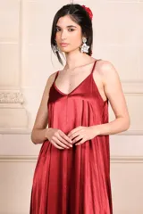 Vestido largo de raso color verde oliva, con breteles finos y escote en V.