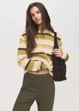 Pantalón largo de tejido mezcla de algodón, color verde militar, de corte recto y tiro alto con cintura elástica.