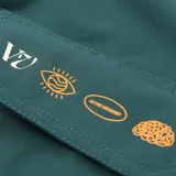 Boardshort de baño color verde azulado, con cordón de ajuste negro en la cintura y parche cuadrado con logo en la parte inferior de la pierna izquierda.