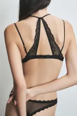 Soutien negro de encaje con breteles finos regulables y espalda con diseño triangular de encaje.