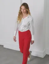 Pantalón largo color beige, de gabardina elastizada, marca Zac & Rachel, con bolsillos delanteros y traseros.