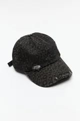 Gorra de béisbol con estampado animal print en tonos marrones y negros, con detalles desgastados y hebilla metálica ajustable en la parte trasera.