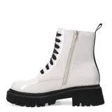 Bota estilo borcego de color negro, con acabado brillante y suela gruesa.