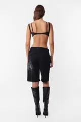 Bermuda de jean color gris claro, tiro bajo y corte ancho.