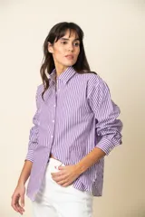 Camisa de manga larga a rayas verticales color violeta y blanco, con cuello clásico y corte recto.