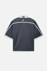 Camiseta deportiva de manga corta, color azul marino oscuro, con cuello tipo polo y escote en V con ribete blanco y negro. Presenta un parche circular con un logo en el pecho izquierdo, tres estrellas pequeñas amarillas en el pecho derecho y el logo grande de la marca "scuffers" en blanco en la parte inferior central.