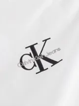 Camisa blanca de algodón con cuello clásico, cierre frontal con botones, manga larga y corte oversize. Presenta un monograma bordado en el pecho.