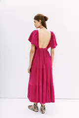 Vestido largo color verde esmeralda, con escote en V, mangas cortas amplias, espalda cuadrada y cintura elastizada.