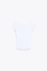 Camiseta rosa de rib con cuello barco y mangas cortas.