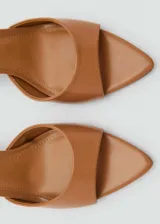 Sandalia color nude, con efecto piel, tacón de aguja de 8 cm y diseño destalonado.