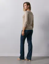 Sweater lila de tejido combinado, con cuello redondo y mangas 3/4 con detalle de botones.