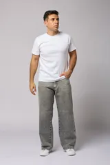 Pantalón de jean gris claro, corte amplio y tiro alto.