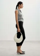 Calza capri negra de tiro alto, corte skinny y tejido elástico.