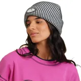 Gorro de lana gris con rayas verticales negras y logo de la marca Rusty bordado en el frente.
