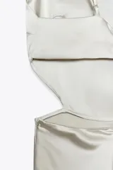 Vestido midi de satén color gris claro, con escote recto, tirantes finos ajustables, espalda descubierta con lazo y abertura en la cintura.