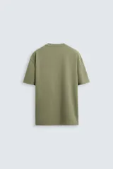 Camiseta blanca de algodón interlock con elasticidad, corte recto, cuello redondo y mangas cortas.