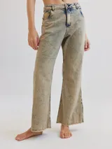 Pantalón de jean celeste con efecto batik, corte recto y terminación desflecada.