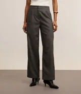 Pantalón de vestir gris oscuro, de corte recto y cintura alta, confeccionado en polivelour.