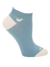 Calcetines tobilleros color celeste con talón y puntera en color crema. Presentan un pequeño bordado de un cisne y un borde con volados.