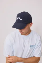 Gorra negra con logo Rusty bordado en blanco.