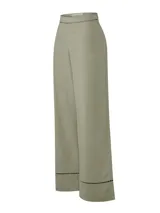 Pantalón de lino color verde claro, de corte recto y tiro alto, con detalle de calado en cintura y ruedo.