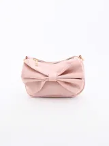 Cartera de mano color rosa con detalle de moño grande en el frente y cierre superior con cremallera.