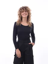 Remera de manga larga color negro, con cuello redondo y calce ajustado al cuerpo.