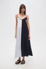 Vestido largo de breteles finos, con escote en V y diseño de bloques de color en tonos blanco, beige claro y marrón.