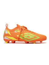 Championes de fútbol Umbro HIT HG color naranja con detalles en amarillo y verde.