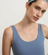 Enterito deportivo negro de microfibra con breteles medianos y espalda descubierta.