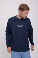 Camiseta azul marino de manga larga y cuello redondo con estampado frontal con la leyenda "Originals Studio BROUGHT TO YOU BY JACK & JONES® DESIGNED IN COPENHAGEN".