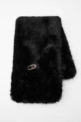 Bufanda de punto con aplicación de tejido efecto pelo color negro. Detalle de hebilla metálica dorada.