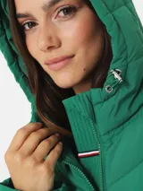 Campera puffer verde con capucha y cierre frontal con cremallera.