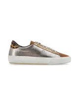 Zapatillas deportivas con cuerpo plateado, puntera marrón, talón con estampado animal print y cordones blancos.