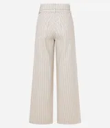 Pantalón wide leg de cintura alta con rayas verticales, bolsillos y cinturón fino de tela.